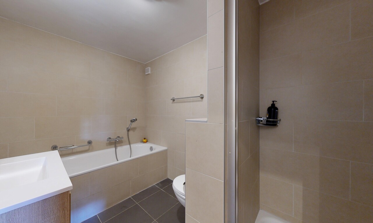salle de bains avec salle de bain complète, bain, lavabo (ou coiffeuse selon le contexte), dark floor, et inside property