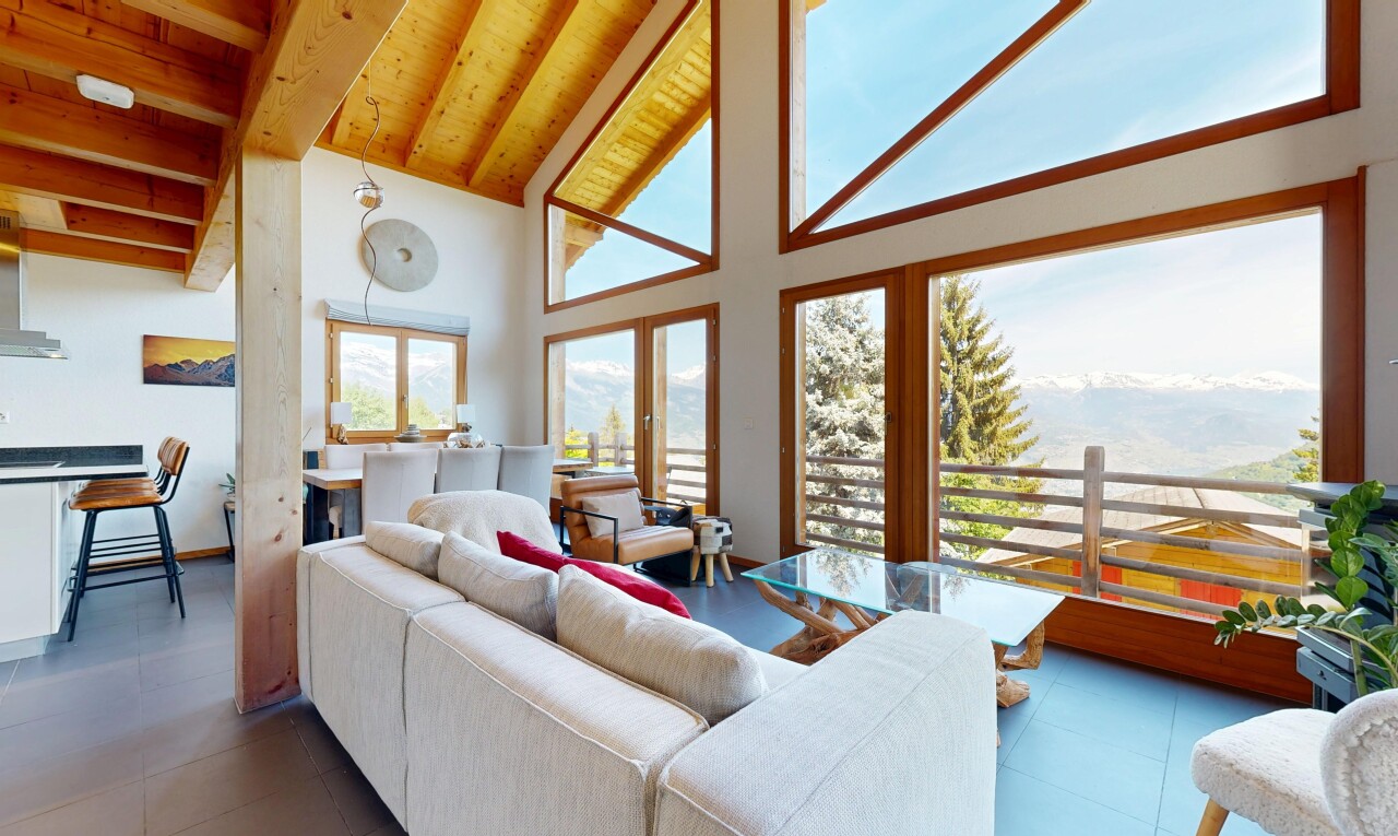 salon avec day time, plafond haut, high ceiling, plafond en bois, et wood ceiling
