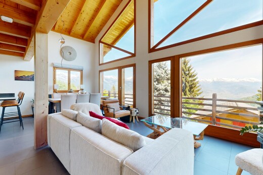 salon avec day time, plafond haut, high ceiling, plafond en bois, et wood ceiling