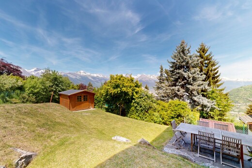 jardin avec structure extérieure, mountain view, vue sur la montagne, pelouse, et day time