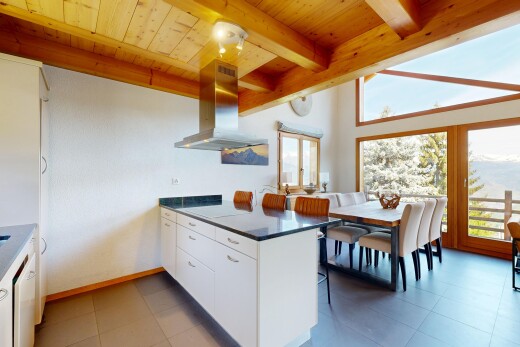cuisine avec péninsule de cuisine, kitchen peninsula, hotte, armoires blanches, et white cabinets