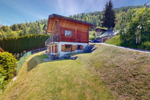 façade avec balcon, vue sur la forêt, forest view, pelouse, et property visible