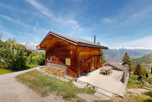 außenansicht mit mountain view, blick auf die berge, day time, property visible, und horizontale verkleidung