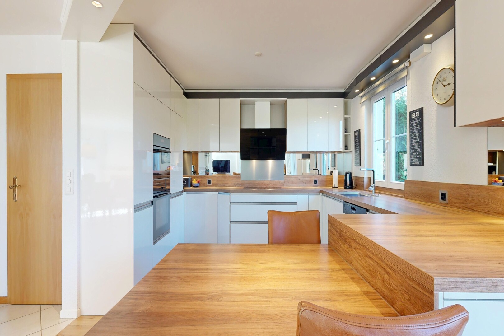 küche mit küchentheke, kitchen peninsula, inside property, full kitchen, und natürliches licht