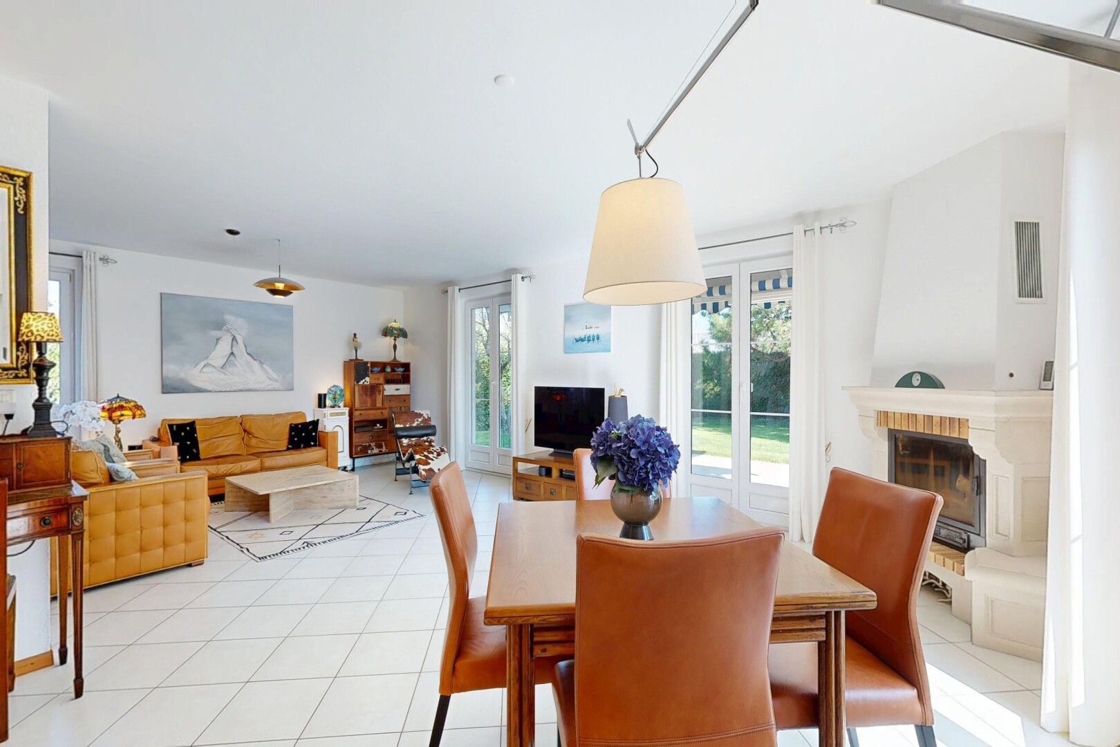 wohn- / esszimmer mit inside property, fernseher, gipskartonwand, drywall, und kamin