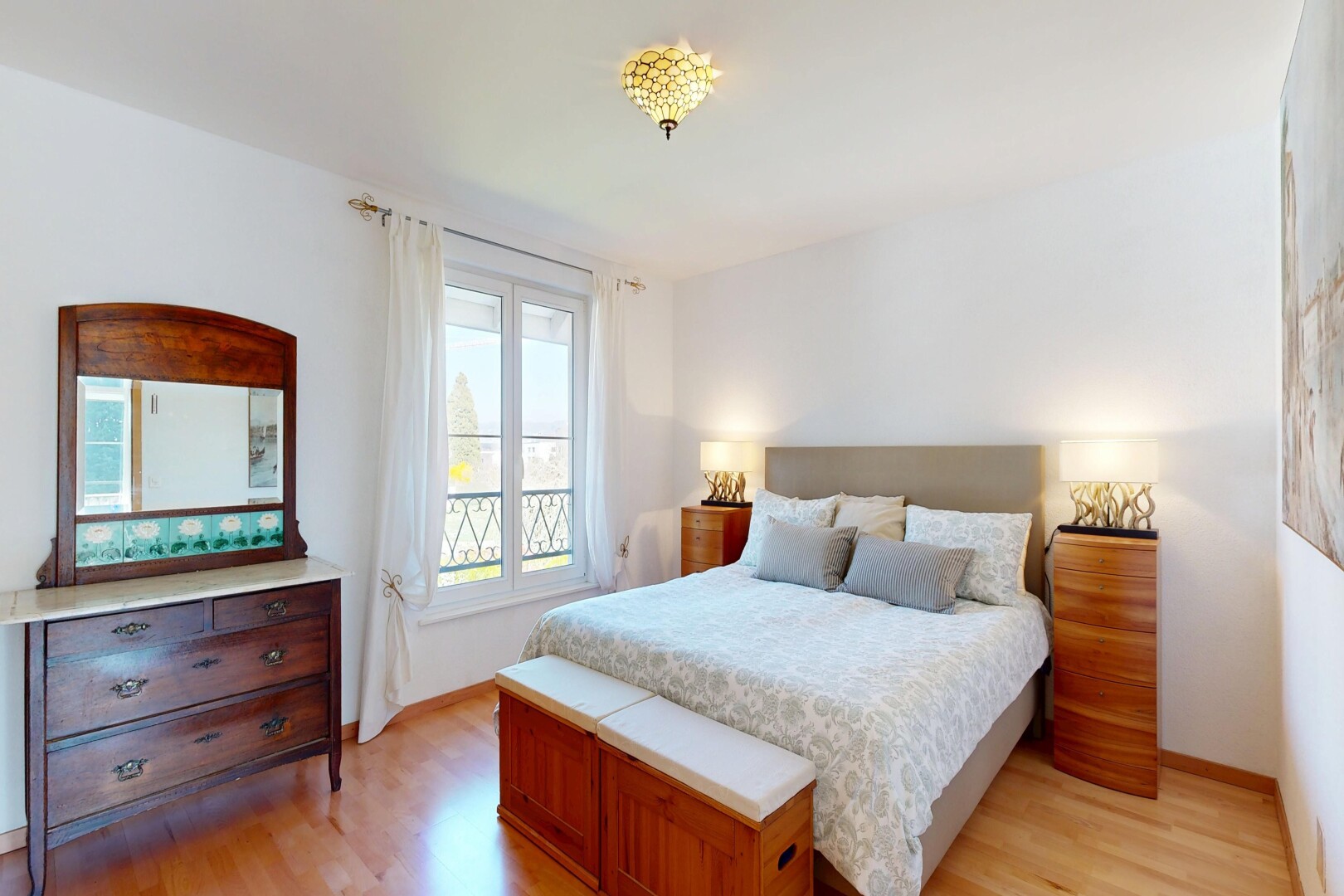 zimmer / schlafzimmer mit inside property, gipskartonwand, drywall, holzfußboden, und wood finish floor