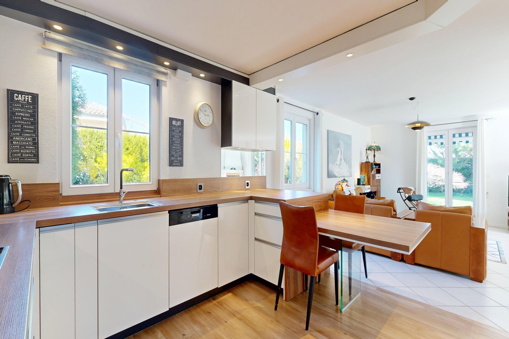 küche mit weiße schränke, white cabinets, öffnet sich zum wohnraum, opens to living area, und arbeitsplatten