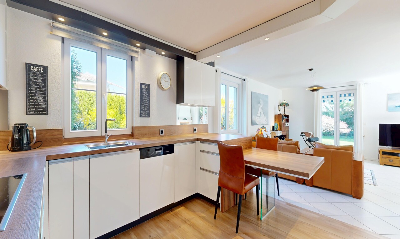 küche mit weiße schränke, white cabinets, öffnet sich zum wohnraum, opens to living area, und arbeitsplatten