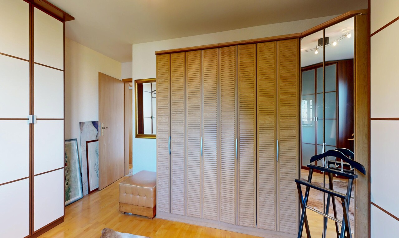 zimmer / schlafzimmer mit inside property, wood finish floor, holzfußboden, kleiderschrank, und light floor
