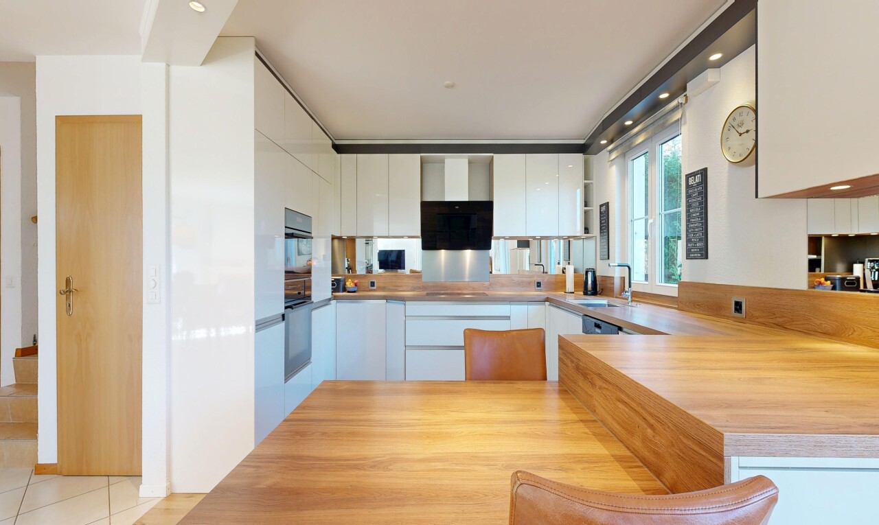 küche mit küchentheke, kitchen peninsula, inside property, full kitchen, und natürliches licht