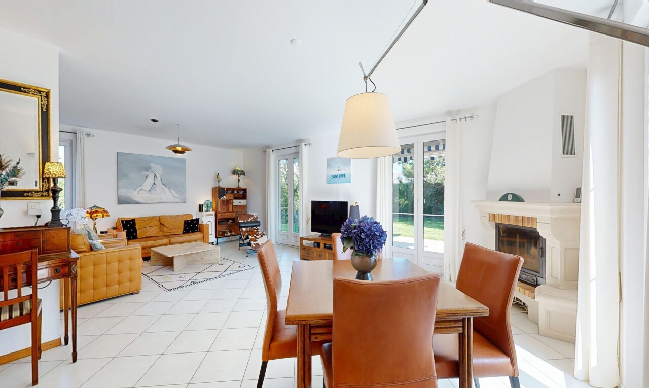 wohn- / esszimmer mit inside property, fernseher, gipskartonwand, drywall, und kamin