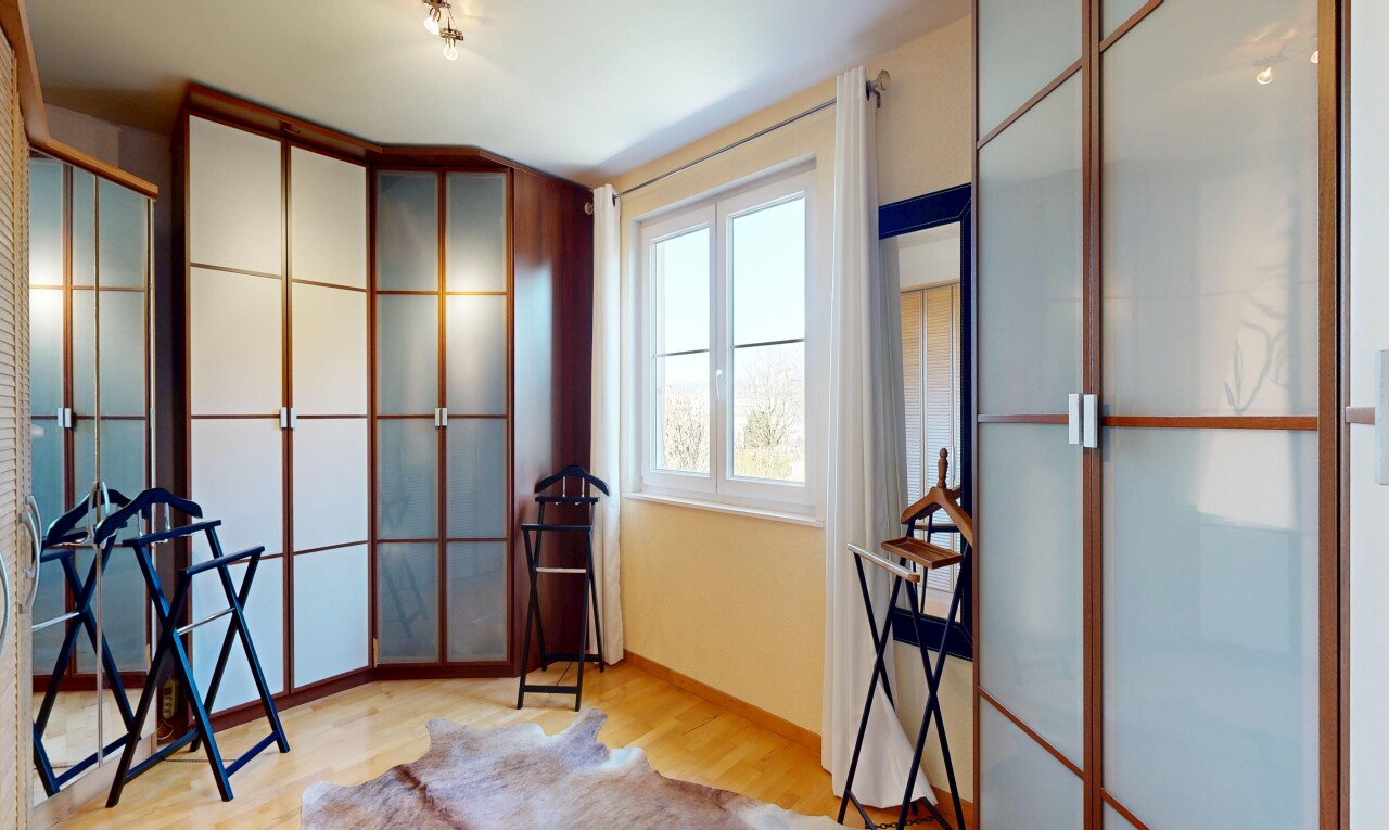zimmer / schlafzimmer mit holzfußboden, wood finish floor, light floor, inside property, und natürliches licht
