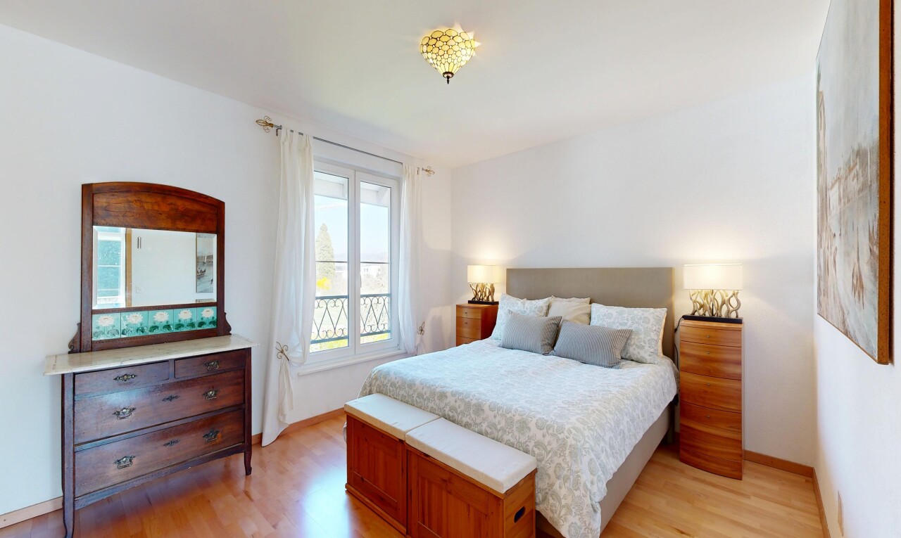 zimmer / schlafzimmer mit inside property, gipskartonwand, drywall, holzfußboden, und wood finish floor
