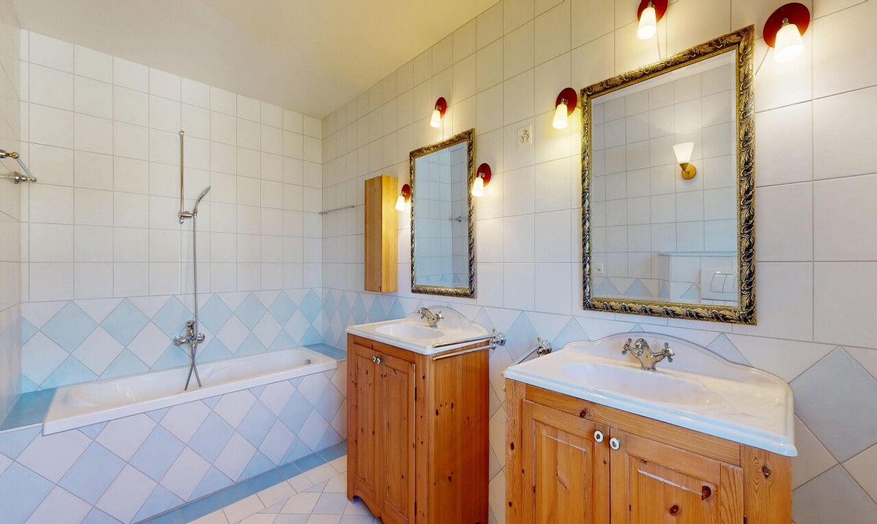 bad mit fliesenwand, tile wall, komplettes badezimmer, spiegel, und zwei einzelne waschtische