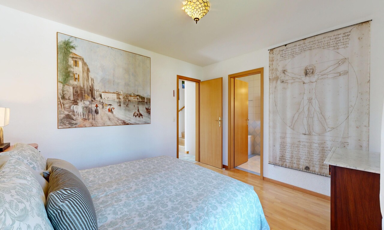 zimmer / schlafzimmer mit drywall, gipskartonwand, inside property, wood finish floor, und holzfußboden
