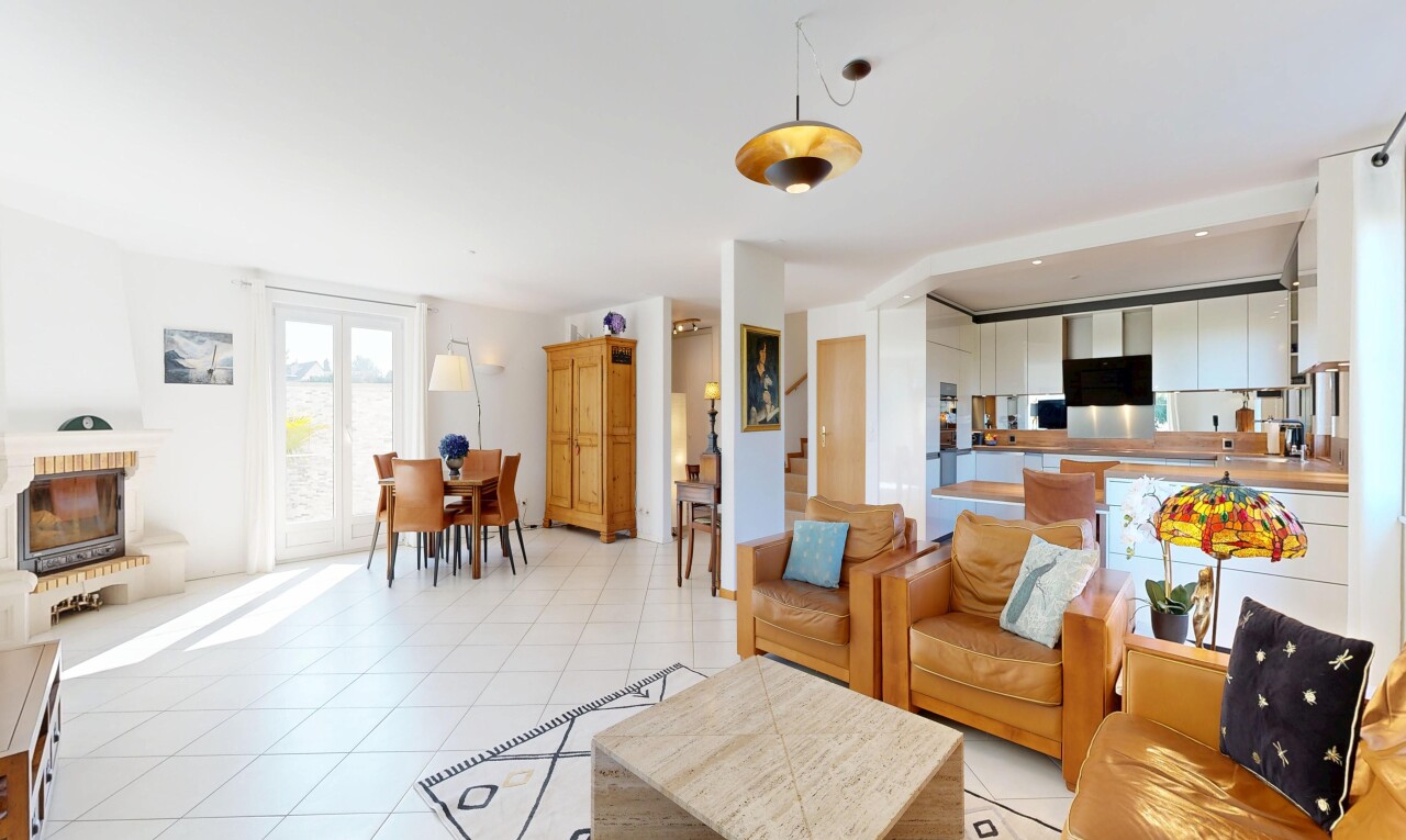 wohn- / esszimmer mit inside property, gipskartonwand, drywall, fliesenboden, und tile floor