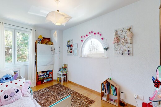 chambre avec wood finish floor, sol en finition bois, natural light, lumière naturelle, et inside property