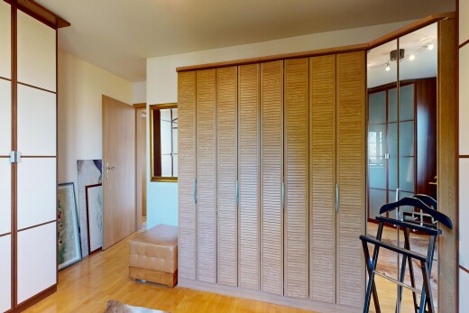 zimmer / schlafzimmer mit inside property, wood finish floor, holzfußboden, kleiderschrank, und light floor
