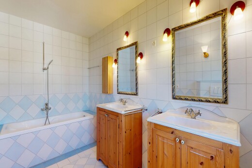 salle de bains avec mur en carrelage, tile wall, salle de bain complète, miroir, et deux lavabos simples