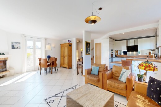 wohn- / esszimmer mit inside property, gipskartonwand, drywall, fliesenboden, und tile floor