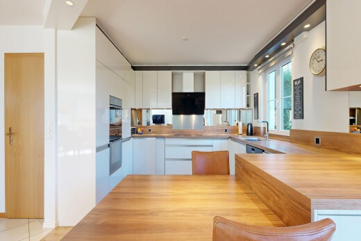 cuisine avec péninsule de cuisine, kitchen peninsula, inside property, full kitchen, et lumière naturelle