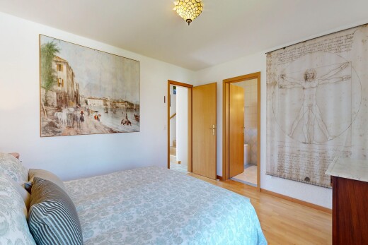 zimmer / schlafzimmer mit drywall, gipskartonwand, inside property, wood finish floor, und holzfußboden