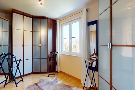zimmer / schlafzimmer mit holzfußboden, wood finish floor, light floor, inside property, und natürliches licht