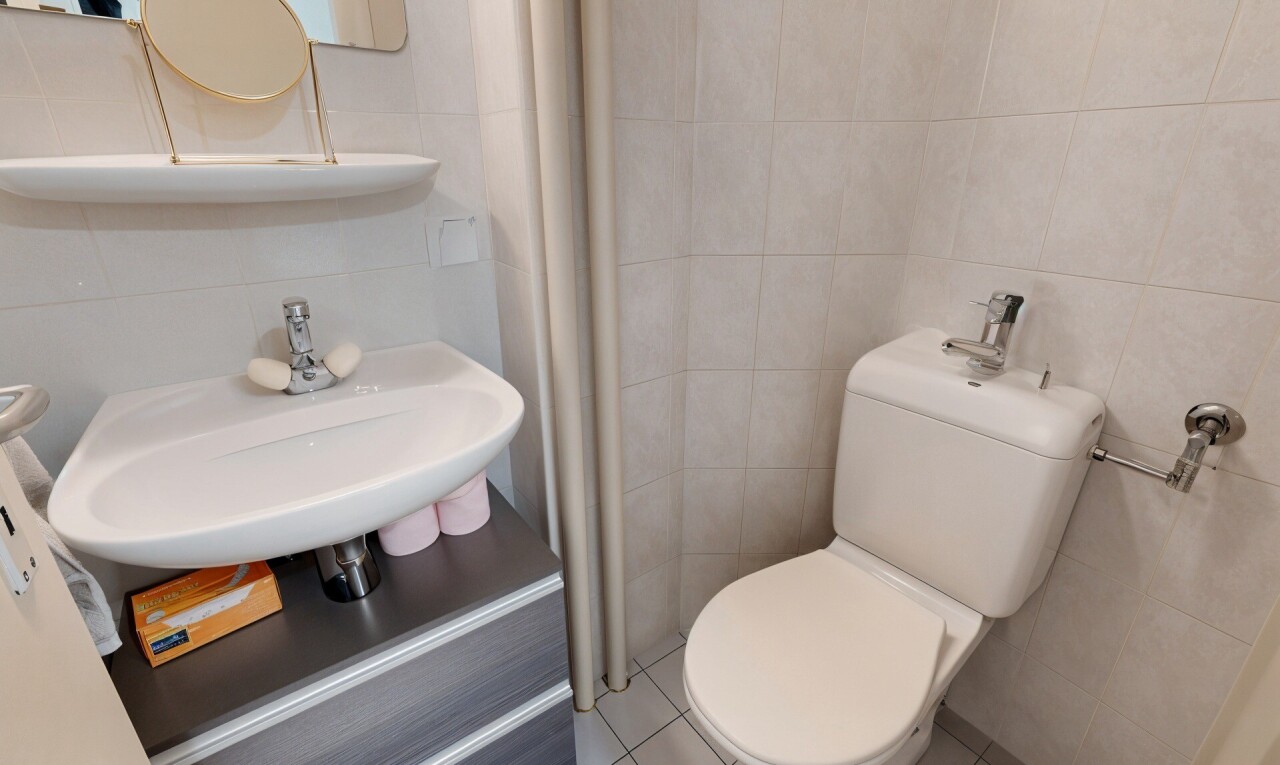 salle de bains avec tile wall, mur en carrelage, tile floor, sol en carrelage, et inside property