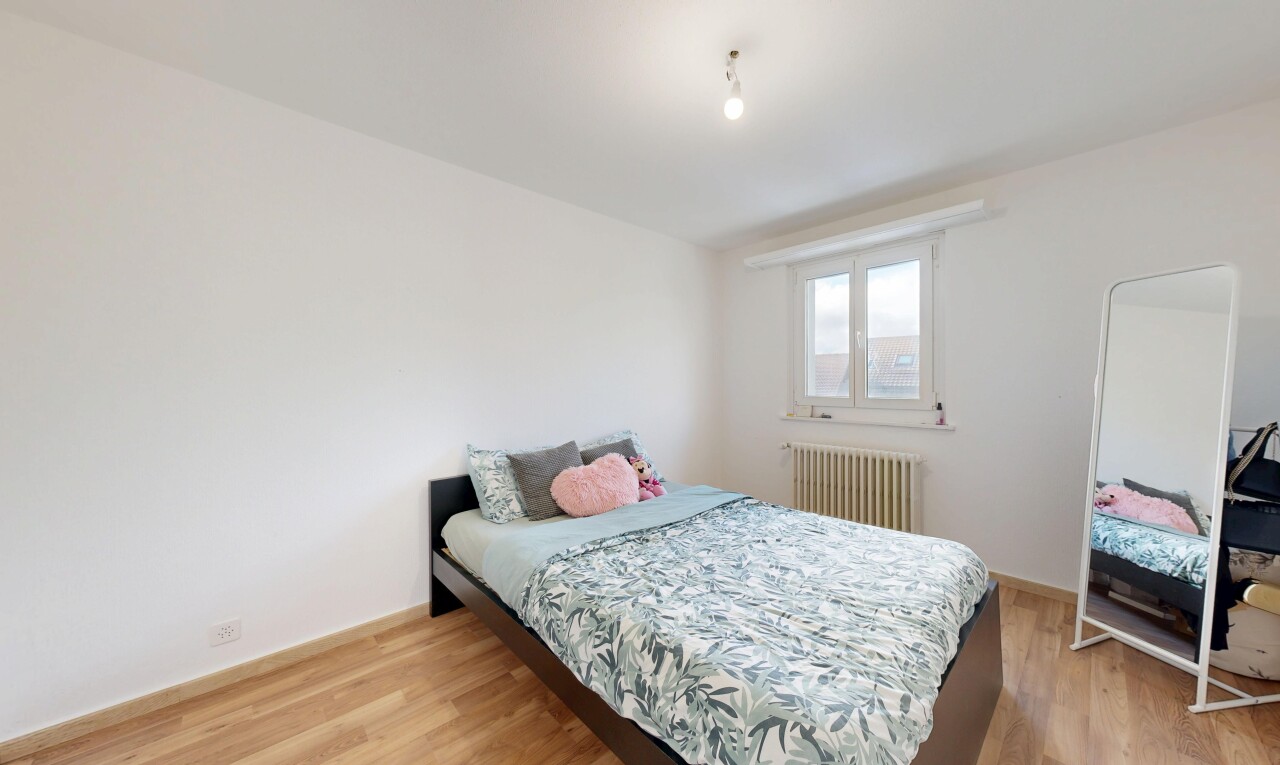 chambre avec wood finish floor, sol en finition bois, drywall, cloison sèche, et inside property