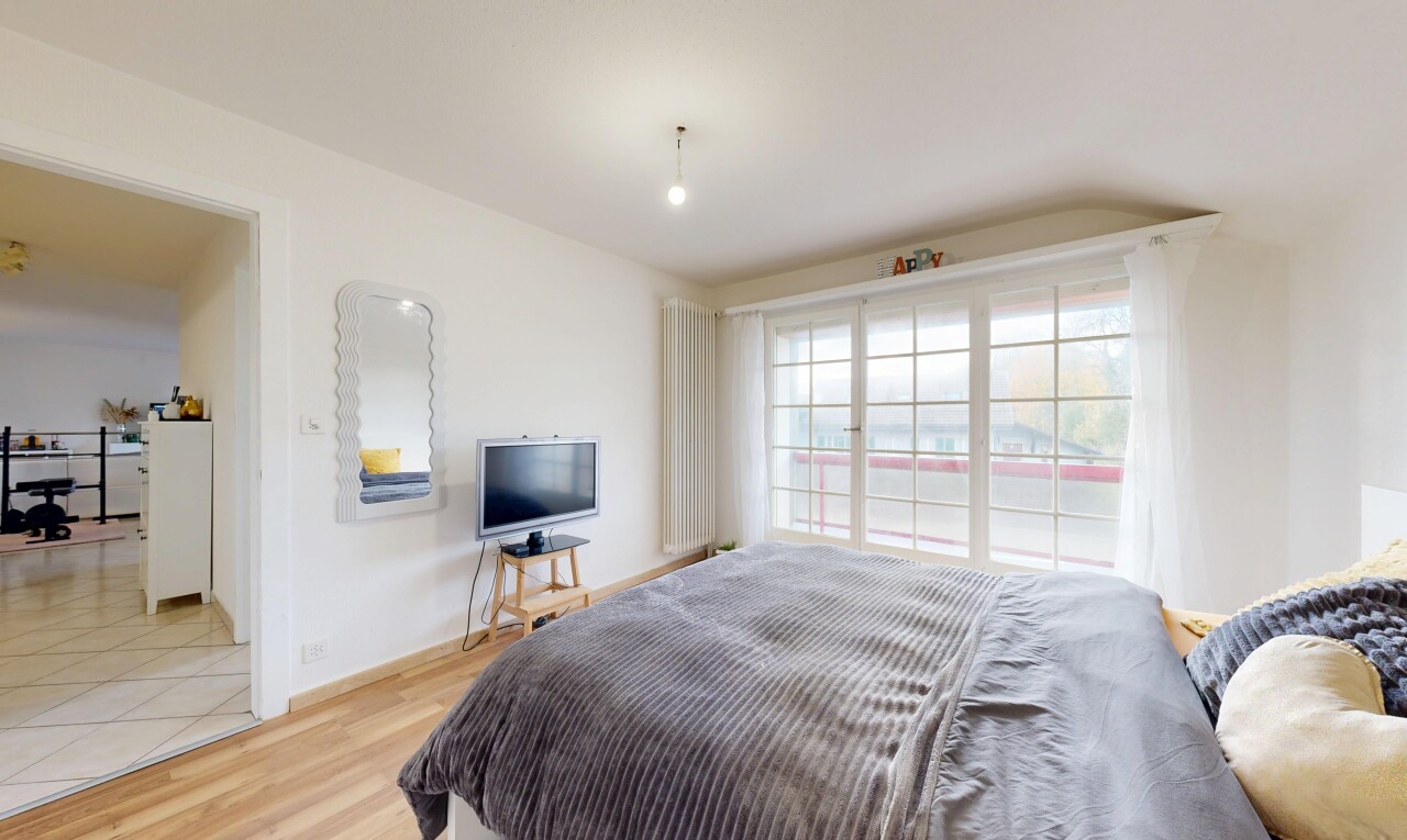 chambre avec inside property, cloison sèche, drywall, sol en finition bois, et wood finish floor
