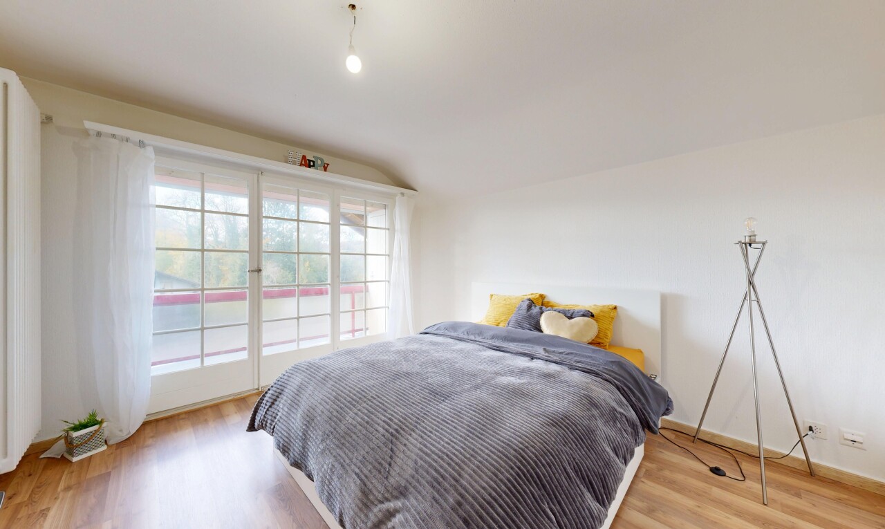 chambre avec wood finish floor, sol en finition bois, drywall, cloison sèche, et inside property