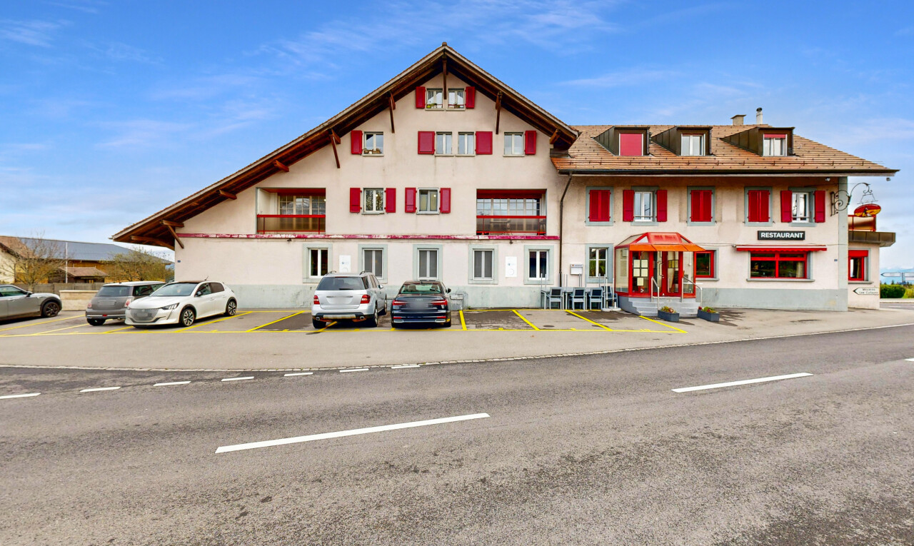 extérieur du bâtiment avec property visible, day time, et parking