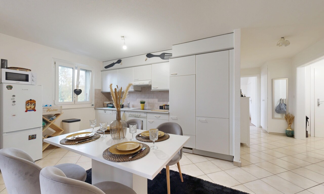 salle à manger avec backsplash, natural light, lumière naturelle, inside property, et tile floor