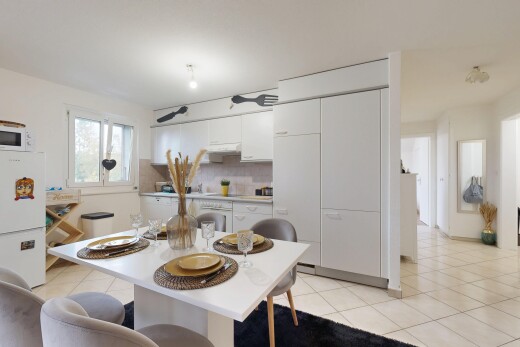 salle à manger avec backsplash, natural light, lumière naturelle, inside property, et tile floor