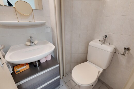 bad mit tile wall, fliesenwand, tile floor, fliesenboden, und inside property