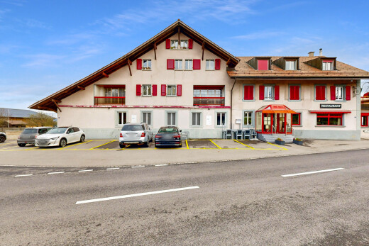 außenansicht mit property visible, day time, und parkplatz
