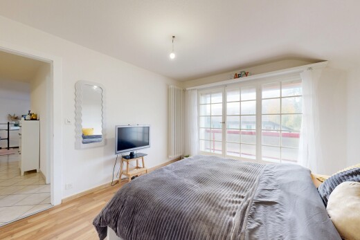 chambre avec inside property, cloison sèche, drywall, sol en finition bois, et wood finish floor