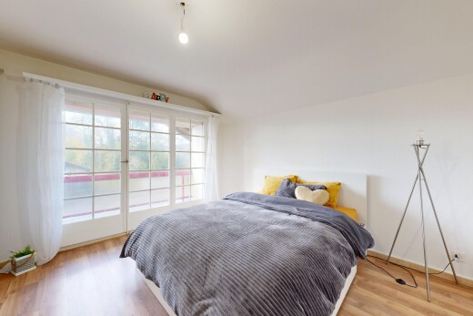 zimmer / schlafzimmer mit wood finish floor, holzfußboden, drywall, gipskartonwand, und inside property