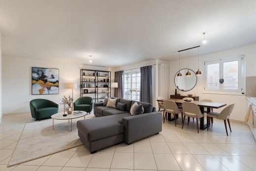 salon / salle à manger avec drywall, cloison sèche, virtually staged, natural light, et lumière naturelle