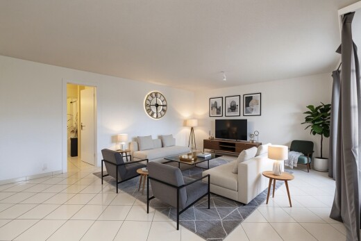 salon avec télévision, tile floor, sol en carrelage, drywall, et cloison sèche