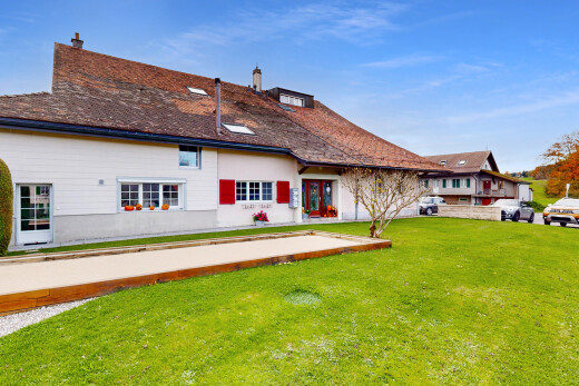 außenansicht mit property visible, day time, rasen, horizontale verkleidung, und schornstein