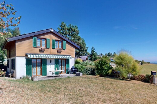 façade avec bardage horizontal, pelouse, day time, et property visible