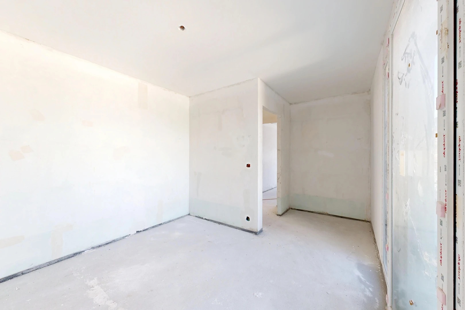 pièce vide avec concrete floor, sol en béton, inside property, drywall, et cloison sèche