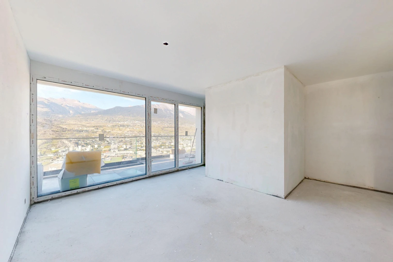 pièce vide avec vue sur la montagne, mountain view, accès à l'extérieur, concrete floor, et sol en béton