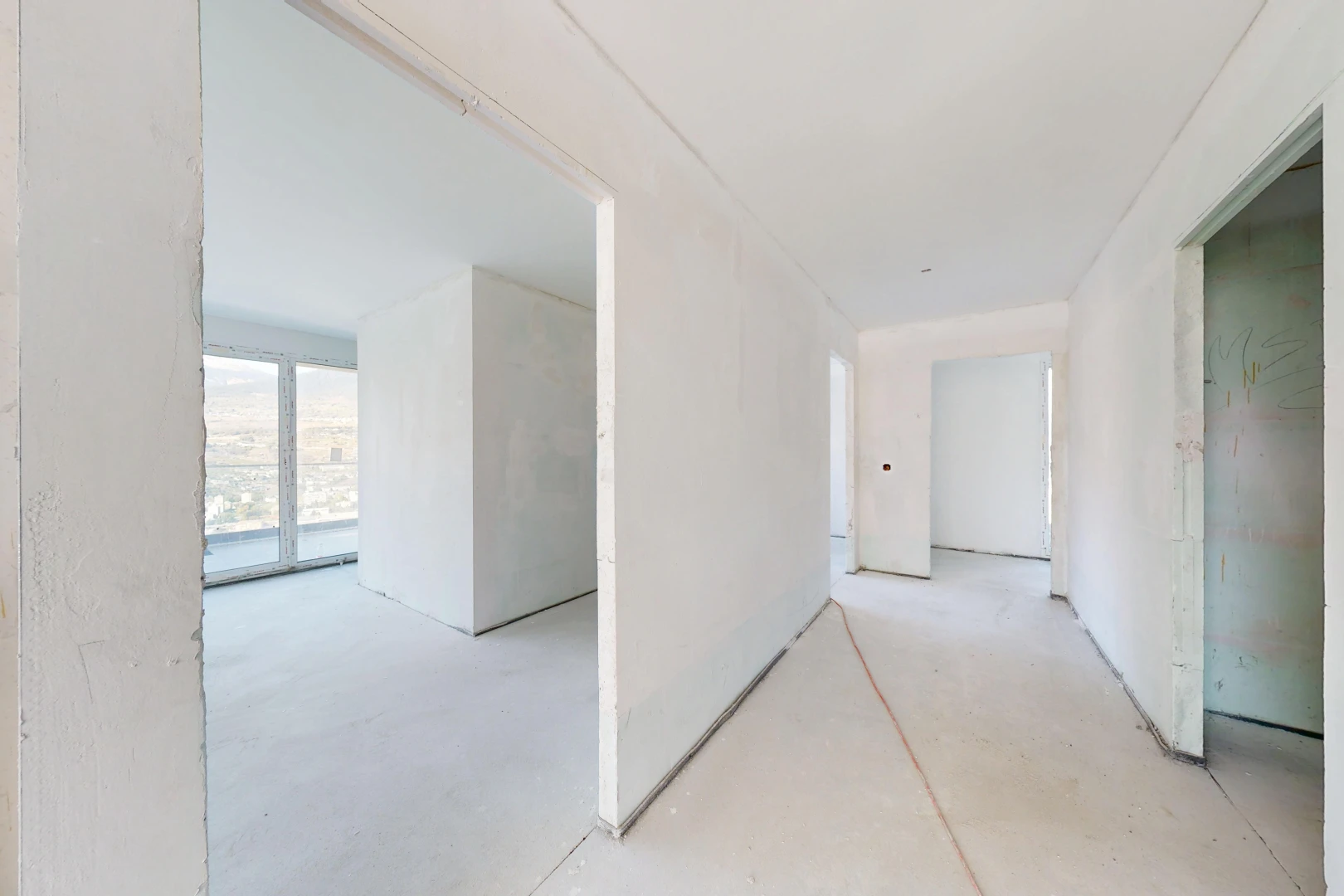 couloir avec inside property, sol en béton, et concrete floor