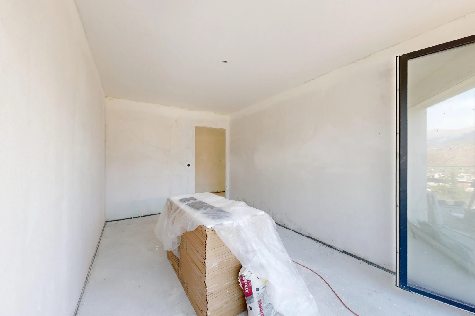 chambre avec inside property, cloison sèche, drywall, sol en béton, et concrete floor