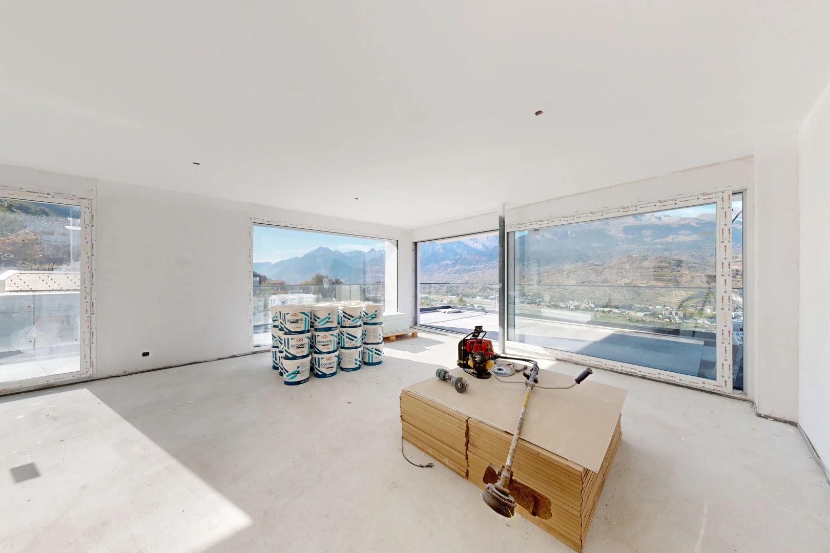 salon avec inside property, vue sur la montagne, mountain view, véranda, et drywall