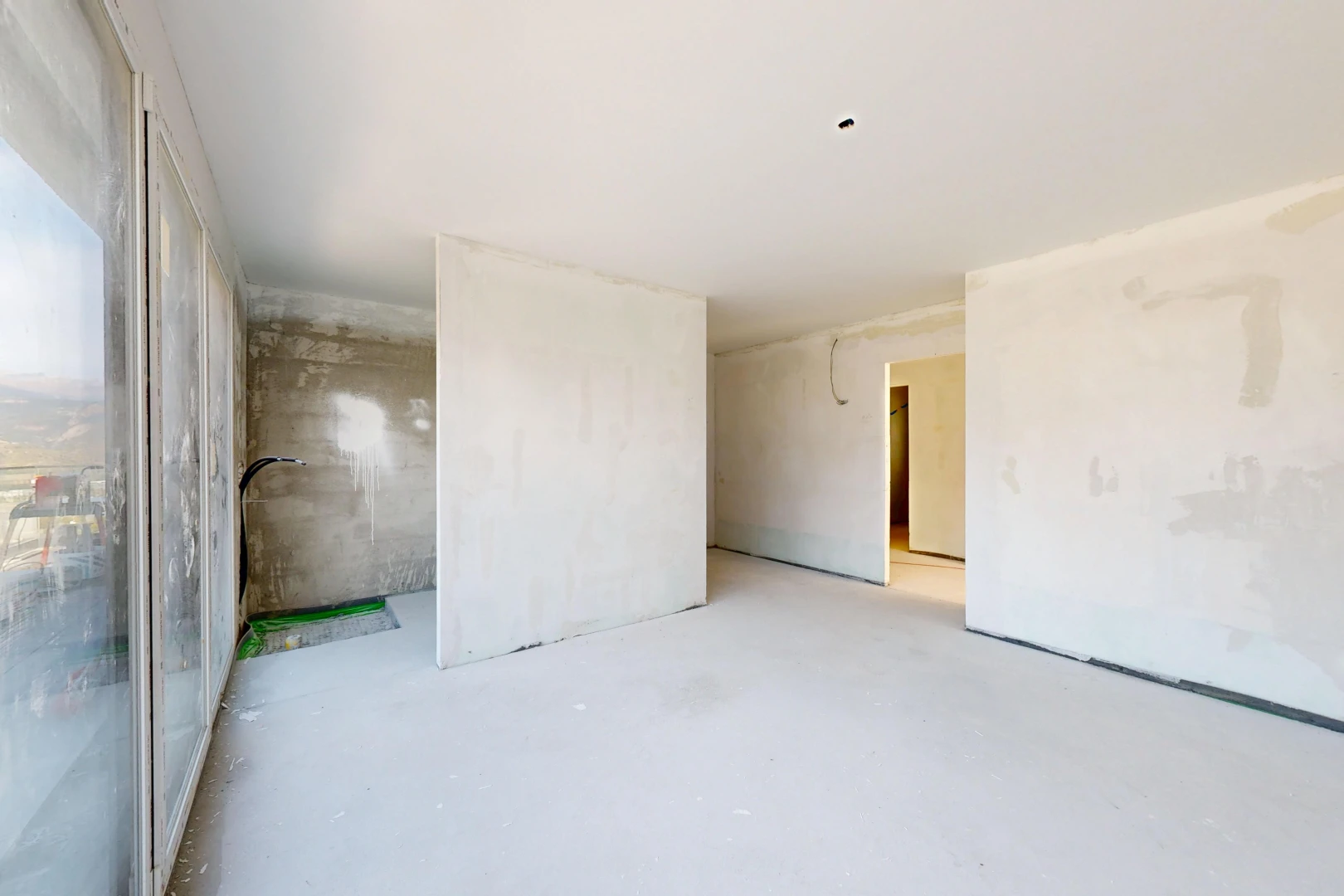 pièce vide avec concrete floor, sol en béton, et inside property