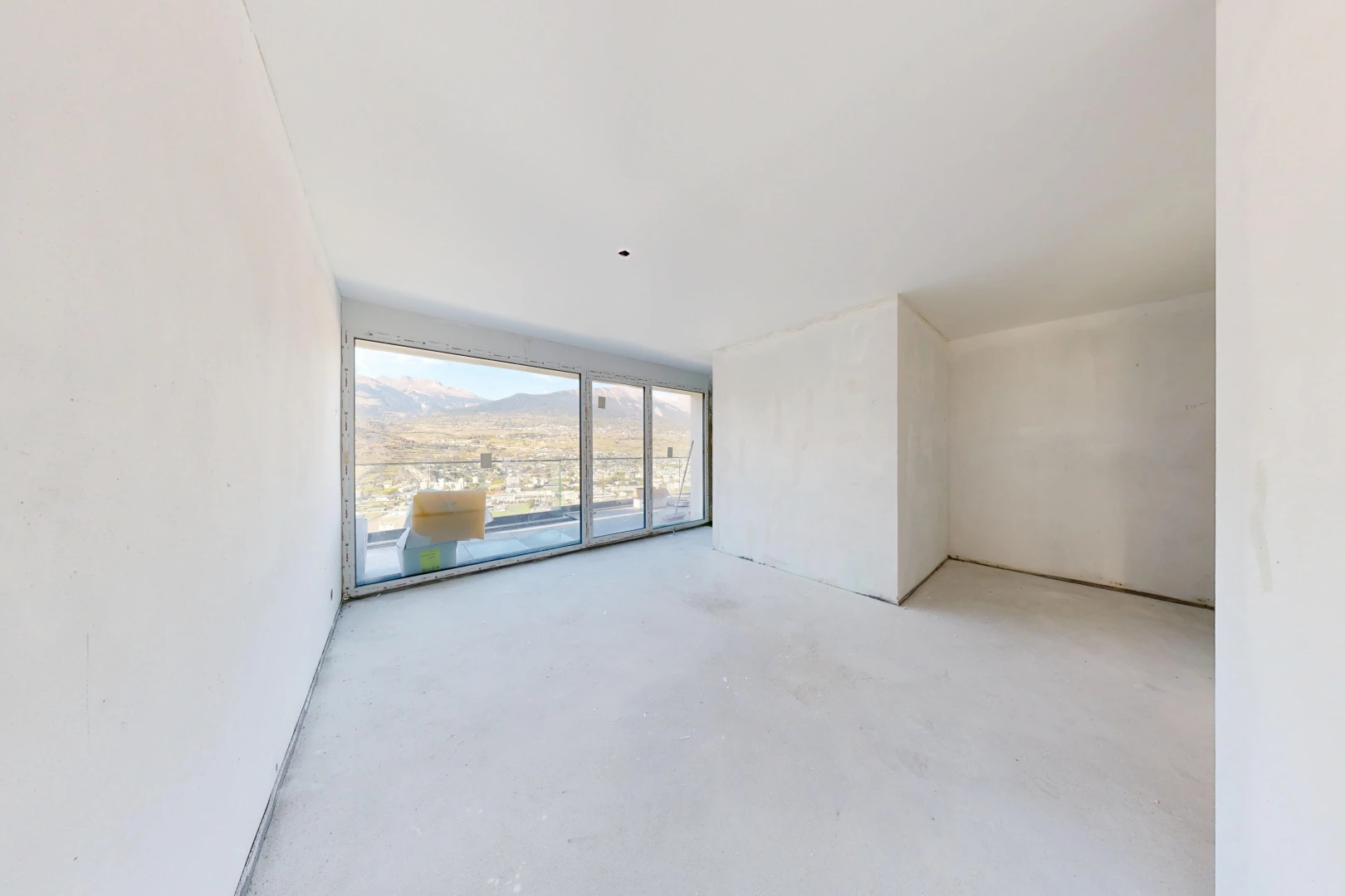 pièce vide avec concrete floor, sol en béton, inside property, vue sur la montagne, et mountain view