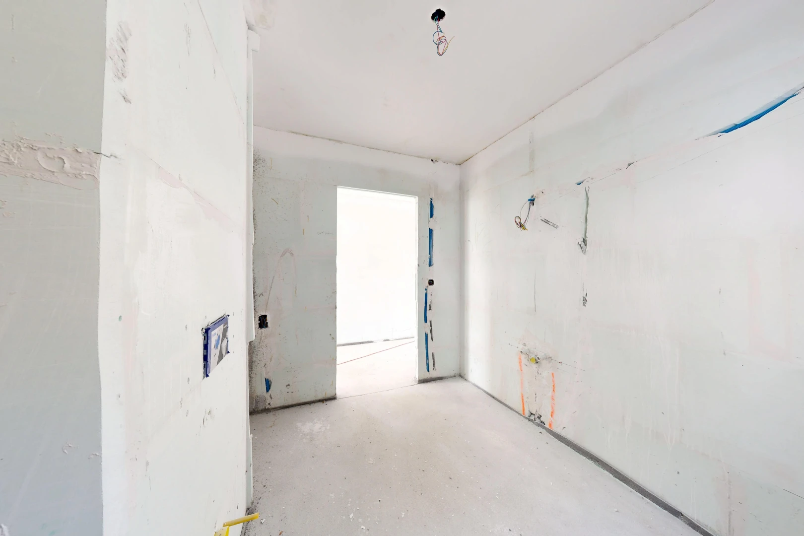 pièce vide avec inside property, concrete floor, sol en béton, drywall, et cloison sèche